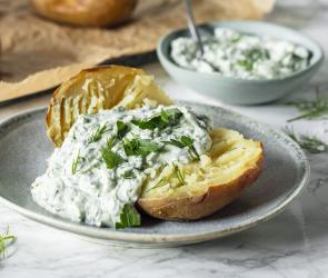 Ofenkartoffel mit Quark.