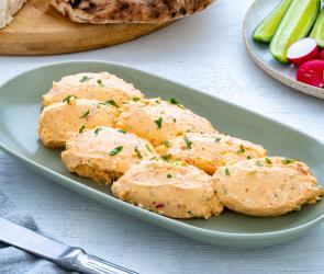 Türkischer Obazda mit Petersilie.