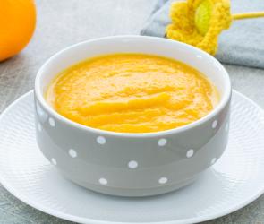 Babybrei mit Kartoffeln, Karotte und Fisch.