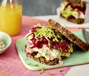 Schnelle Abendbrotstulle mit Kichererbsensalat