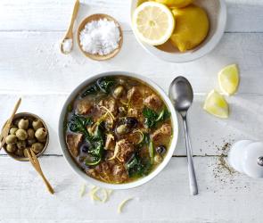 Lammgulasch mit Oliven & Spinat