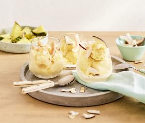 Nicecream Ananas in drei Gläschen mit Kokoschips.