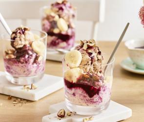 Leckere Bananen Nicecream mit Blaubeeren und Joghurt.
