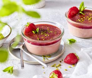 Rosa-Erdbeer-Panna-Cotta