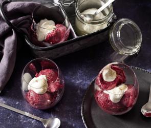 Rote-Grütze-Sorbet mit Vanillesahne