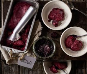 Veganes Brombeer-Ingwer-Eis