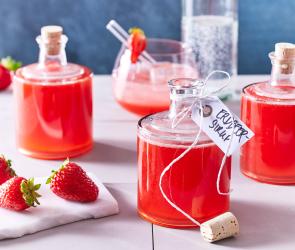 Erdbeer Sirup abgefüllt in kleinen Glasflaschen.