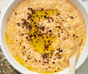 Cremiger Paprika-Feta-Dip in einem Schälchen.