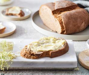 Brot mit Butter bestrichen und Holunderblüten getoppt.