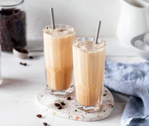 Geeister Kaffeeschaum in zwei Gläsern.