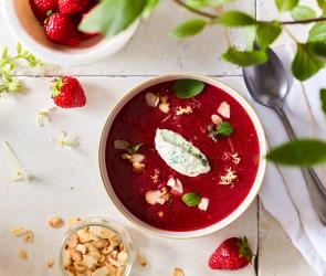 Erdbeersuppe getoppt mit Crème fraîche und Basilikum.