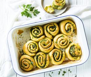 Kräuterschnecken in einer Auflaufform.