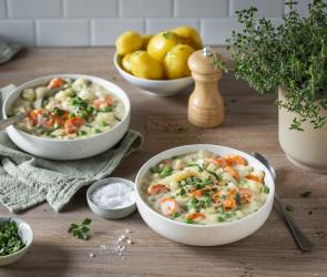 Spargel, Erbsen, Kohlrabi und Karotten in cremiger Sauce in zwei Schälchen.