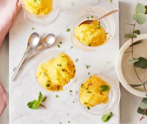 Pfirsich Sorbet in Kugeln portioniert.