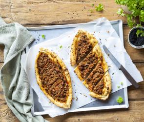Pide mit Hackfleischfüllung