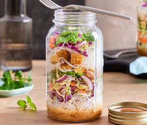 Schneller Reisnudelsalat im Glas mit Gemüse, Tofu und Dressing.