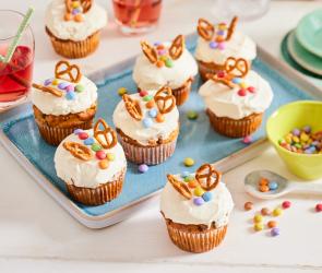 Schmetterling Muffins mit Brezeln und Perlen dekoriert.