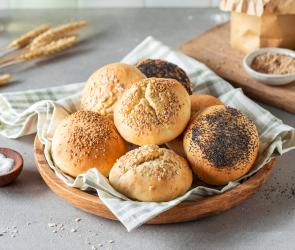 Schnelle Brötchen mit Sesam, Mohn und Haferflocken.