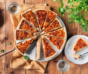 Basler Zwiebelwähe in Stücke geschnitten.