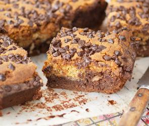 Brownie mit Cookies in Stücke geschnitten.