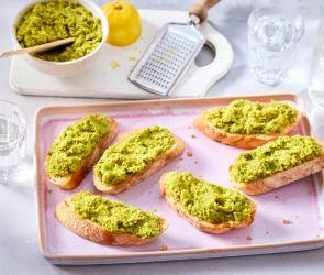 Erbsen Toast auf einem Backblech.