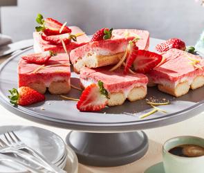 Semifreddo mit Erdbeeren in Stücke geschnitten.