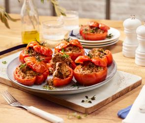 Gefüllte Tomaten (Jemista) auf einem Teller.