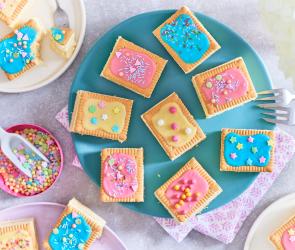 Butterkekskuchen bunt verziert in Stücke geschnitten.