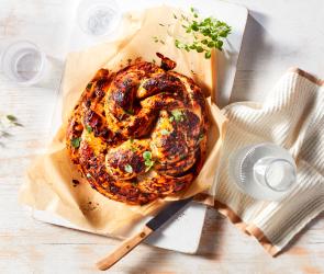 Mediterrane Hefeschnecke auf Backpapier.