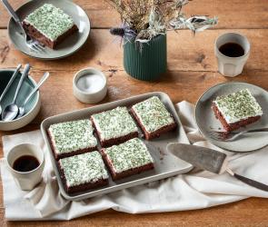 Mooskuchen in Stücke geschnitten.