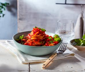 Ofenkartoffelsalat mit Tomaten und Basilikum