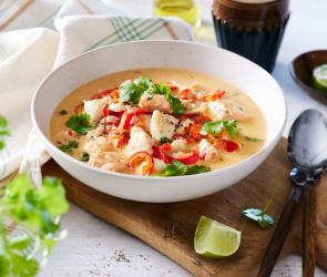 Fischeintopf mit frischen Kräutern in einer Schüssel.