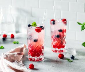 wild berry lemonade in Gläsern mit Beeren dekoriert.