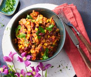 Bohnensalat mit Mais in einer Schüssel.