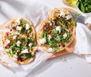 Flammkuchen mit Burrata und Rucola