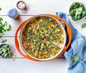 Spinat-Frittata mit Feta in einer Gusseisenform.