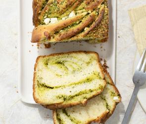 Saftiges Babka mit Rucola-Pesto und Feta.
