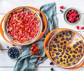 Clafoutis Rezept mit Erdbeeren oder Heidelbeeren.