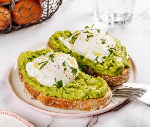 Einfach pochierte Eier auf Brot mit Avodaco.