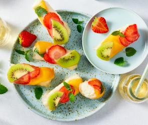 Sommerrollen mit Obst und Milchreis gefüllt.