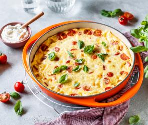 Herzhafte Pfannkuchen aus dem Ofen mit Tomaten und geschmolzenem Mozzarella