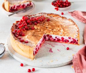 Angeschnittener Johannisbeerkuchen mit Baiser.