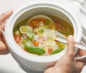 Minestrone mit Petersilie garniert in einer Schale serviert.
