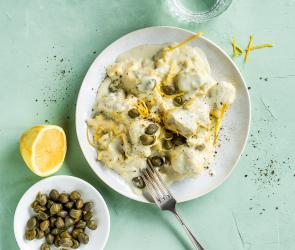 Tortellini in cremiger Sauce mit Kapern und Zitronenzesten.