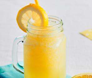 Spritzige Zitronen-Granita in einem Glas mit Strohhalm.