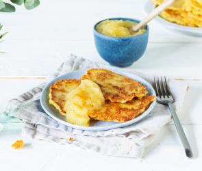 Knusprige Kartoffelpuffer mit Apfelmus.