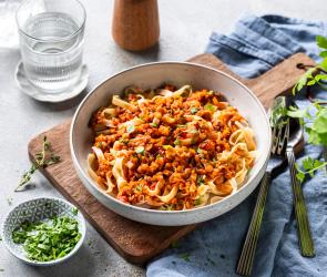 Super einfache vegane Linsenbolognese mit Pasta.