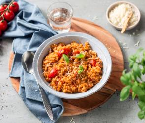 Cremiges Tomatenrisotto in tiefem Teller