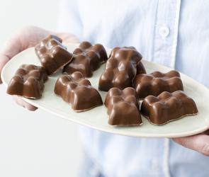 Gummibärchen mit Schokolade überzogen.