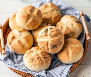 Sonntagsbrötchen übereinander gestapelt in einem Brotkorb